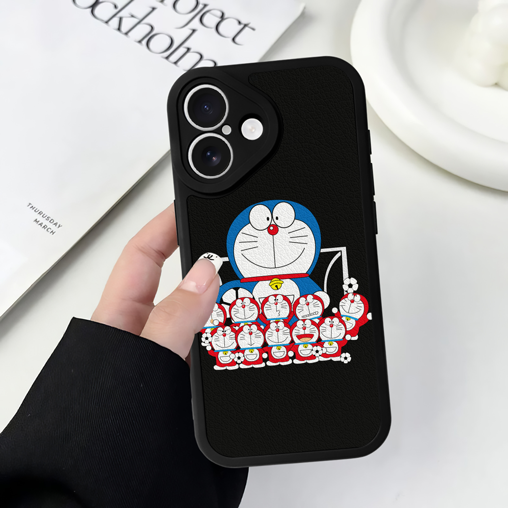 （画像用） ドラえもん Doraemon 【iPhone 16シリーズ対応】シリコンスマホケース（レザー調） 材質：シリコン